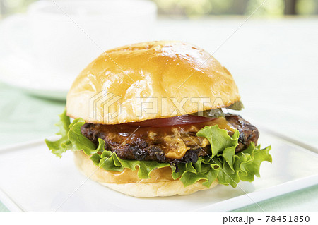 おいしいチーズバーガーとホットコーヒー 78451850