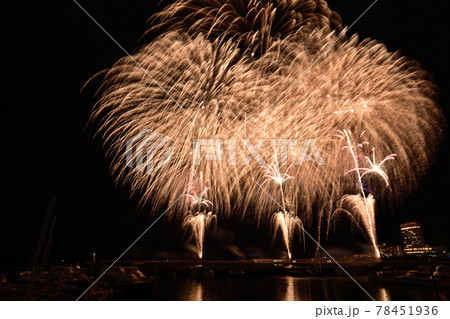 夏の風物詩　＜熱海海上花火大会＞ 78451936
