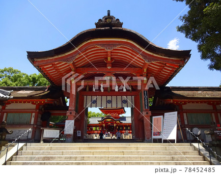 石清水八幡宮（いわしみずはちまんぐう）南総門と本殿（奥） 78452485