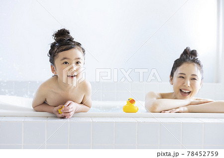 親子で入浴 ライフスタイル 親子で入浴 ライフスタイル 78452759