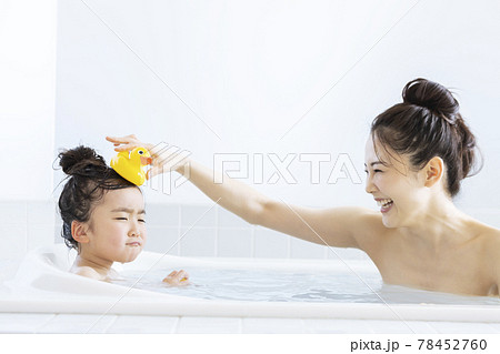 親子で入浴　ライフスタイル 78452760