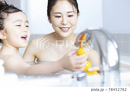 親子で入浴　ライフスタイル 78452762