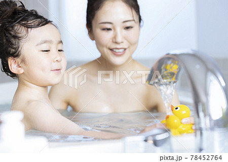 親子で入浴　ライフスタイル 78452764