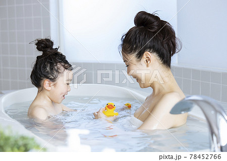 親子で入浴 ライフスタイル 親子で入浴 ライフスタイル 78452766