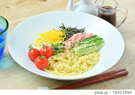 夏の冷やし中華、きゅうり、ハム、錦糸卵、刻み海苔、ミニトマト、ブロッコリースプラウト添え。醤油味。 夏の冷やし中華、きゅうり、ハム、錦糸卵、刻み海苔、ミニトマト、ブロッコリースプラウト添え。醤油味。 78452890