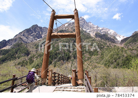 穂高岳(明神岳)と明神橋 撮影場所:明神(長野県、上高地) 穂高岳(明神岳)と明神橋 撮影場所:明神(長野県、上高地) 78453374