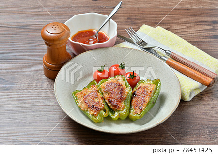 ピーマンの肉詰め。ピーマン、野菜と挽肉料理、ケチャップソース。 78453425