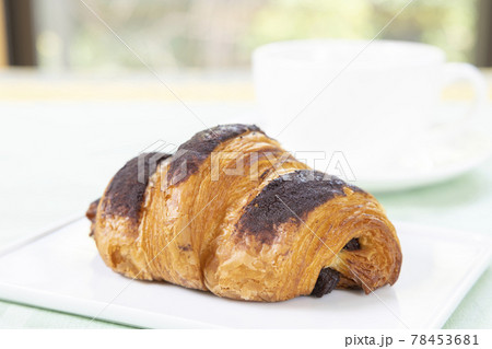 美味しいチョコクロワッサンとホットコーヒー 78453681