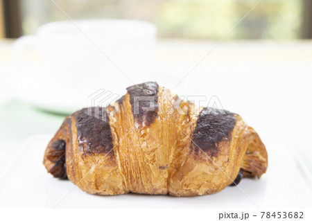 美味しいチョコクロワッサンとホットコーヒー 美味しいチョコクロワッサンとホットコーヒー 78453682