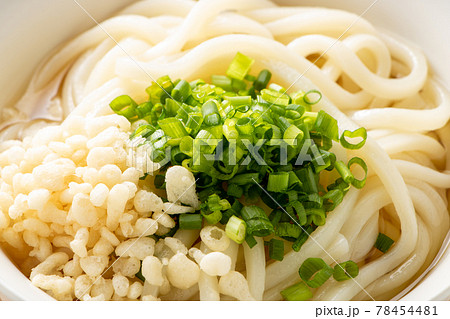 シンプルなぶっかけうどんのアップ。 シンプルなぶっかけうどんのアップ。 78454481