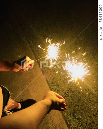 夏の終わりに彼女と手持ち花火 夏の終わりに彼女と手持ち花火 78455000