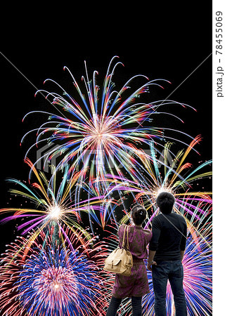 花火 デート 夏イメージ 花火を見つめるカップルの後ろ姿の写真素材