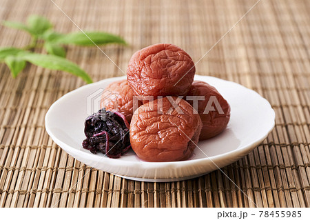 器に盛られた梅干しと南天の葉 78455985