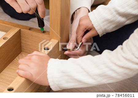 家具を組み立てる親子 78456011