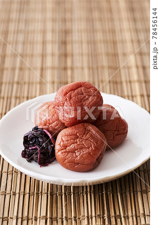 器に盛り付けられた梅干 78456144