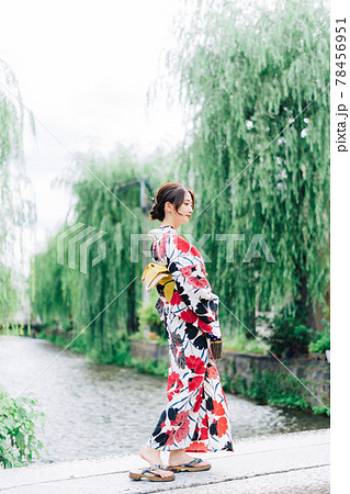 京都の街を歩く浴衣の女性 78456951