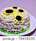ひまわりのホールケーキ 78458195