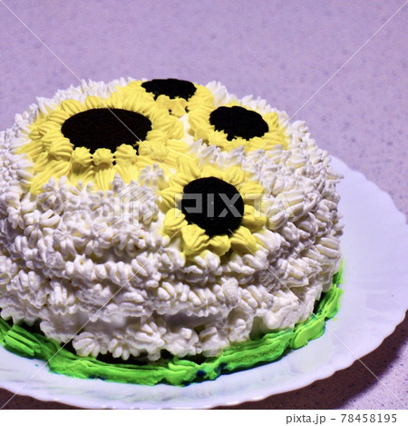 ひまわりのホールケーキ 78458195