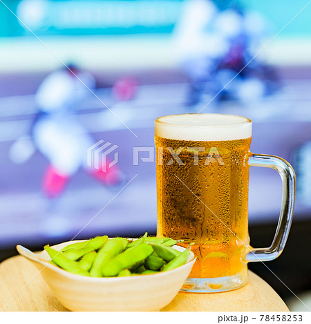 ビール　枝豆　スポーツ観戦【 夏 の イメージ 】 78458253