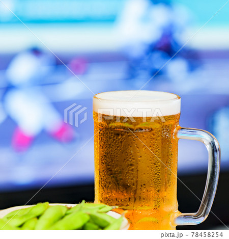 ビール　枝豆　スポーツ観戦【 夏 の イメージ 】 78458254