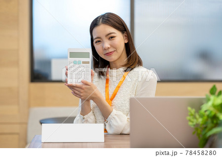 受付の若い女性イメージ（プレート名無し） 78458280