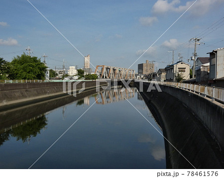 水面に映る鉄橋 Jrおおさか東線の写真素材