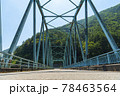 山間にある古びた青い鉄橋 78463564