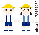 困った顔をした帽子をかぶって制服を着た子供 78465052