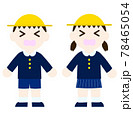 泣いている帽子をかぶって制服を着た子供 78465054