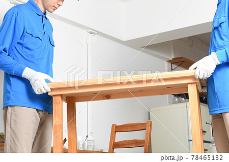 作業服を着た複数の男性が引っ越し作業でテーブルを運ぶイメージ 作業服を着た複数の男性が引っ越し作業でテーブルを運ぶイメージ 78465132