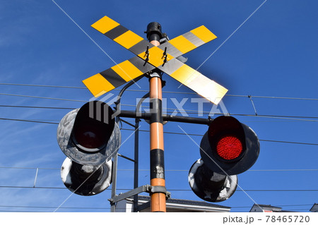 鉄道線路の踏切の写真素材