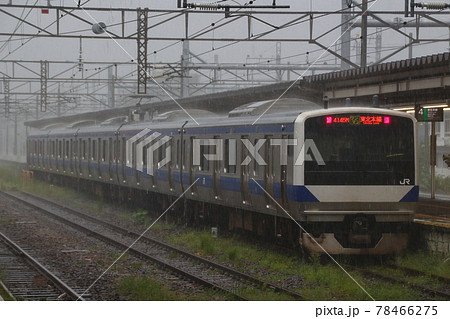 ゲリラ豪雨の黒磯駅に停車中の東北本線E531系（黒磯⇔新白河：ワンマン運転） 78466275