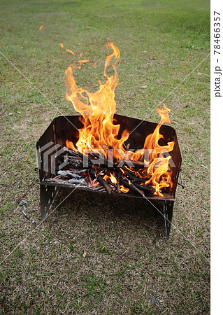 拾ってきた小枝を集めて薪グリルで焚火 78466357