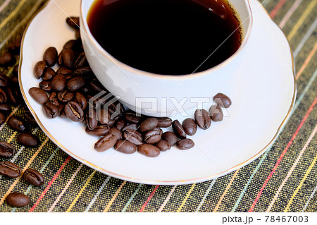 テーブルクロスに乗るコーヒーカップと豆 テーブルクロスに乗るコーヒーカップと豆 78467003