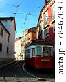 ポルトガルのリスボンのカーブを曲がる赤い路面電車トラム 78467093