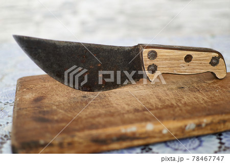 Vintage Old kitchen knife on cutting board Vintage Old kitchen knife on cutting board 78467747