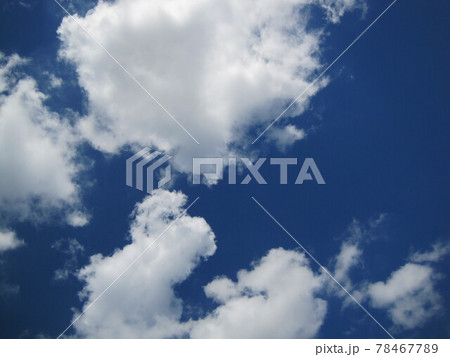 青空に浮かぶ綿雲 78467789