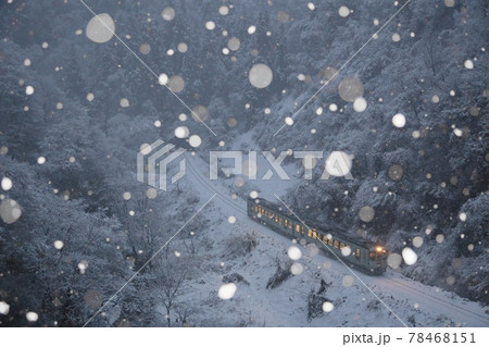 新潟県小千谷市　雪の降る谷を走るJR飯山線の列車 78468151