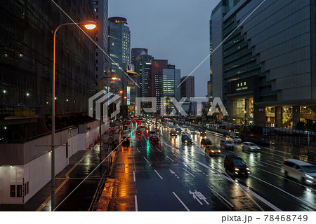 雨の夜の大阪駅駅前の写真素材