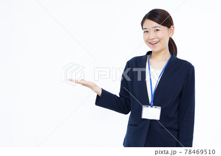 紹介をしている30代のビジネスウーマン 紹介をしている30代のビジネスウーマン 78469510
