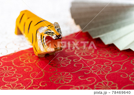 2022寅年・扇子と笹野一刀彫の虎 78469640