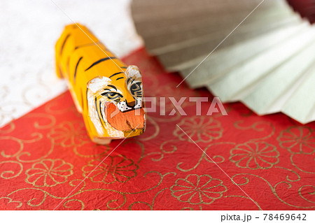 2022寅年・扇子と笹野一刀彫の虎 78469642