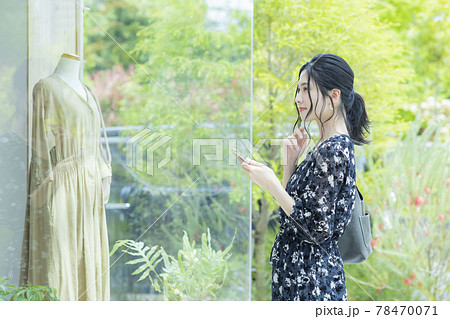 女性　ウィンドウショッピング 78470071