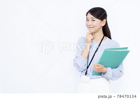 笑顔で考えている30代のビジネスウーマン 78470134