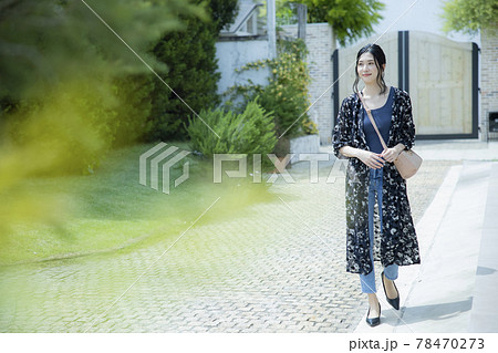女性　屋外　散歩 78470273