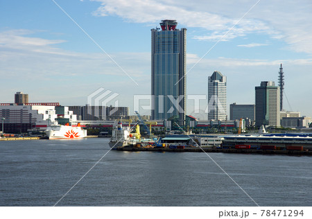 船上から大阪南港の港湾風景を望む 船上から大阪南港の港湾風景を望む 78471294