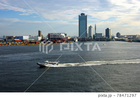 船上から大阪南港の港湾を望む 78471297