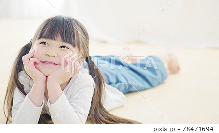 床に寝転がる女の子 床に寝転がる女の子 78471694