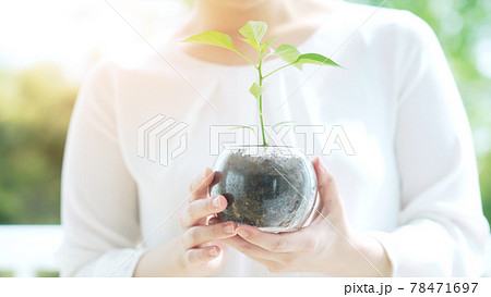 植物を持つ女性　環境保護イメージ 78471697