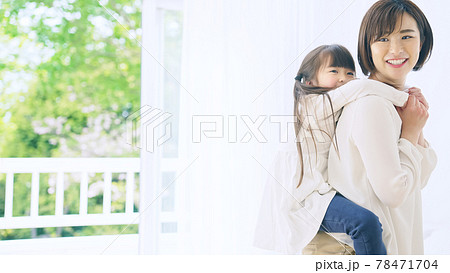 女の子をおんぶする女性　子育て・保育イメージ 78471704
